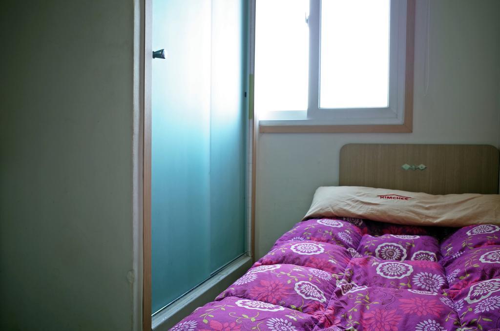 Kimchee Gangnam Guesthouse Сеул Стая снимка